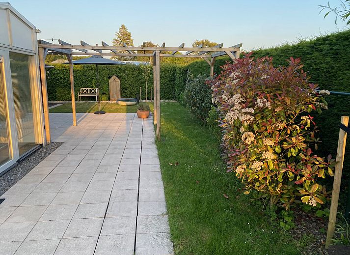 Geniessen Sie die ruhige Veranda des Ferienhauses ZE1679 in Kamperland, Noord-Beveland, umgeben von der erholsamen Natur Zeelands.