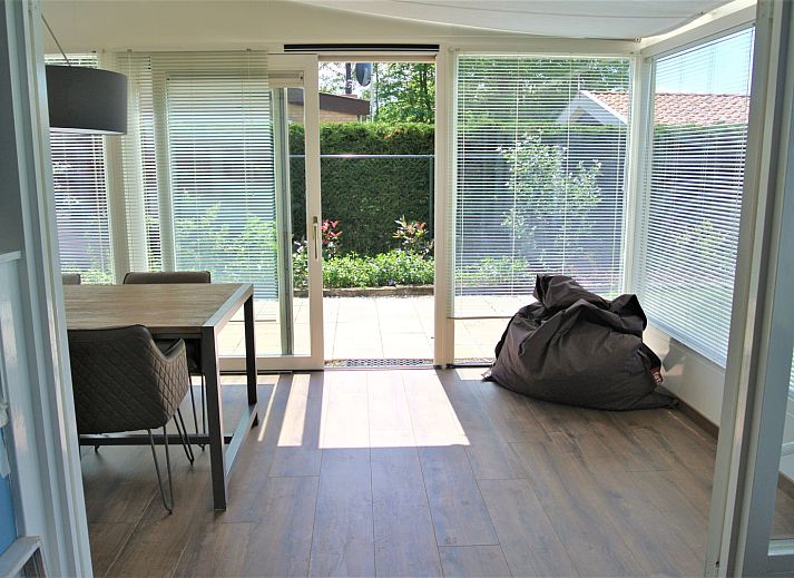 Geniessen Sie die ruhige Veranda des Ferienhauses ZE1679 in Kamperland, Noord-Beveland, umgeben von der erholsamen Natur Zeelands.