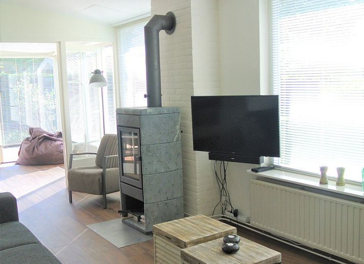 Geniessen Sie die ruhige Veranda des Ferienhauses ZE1679 in Kamperland, Noord-Beveland, umgeben von der erholsamen Natur Zeelands.