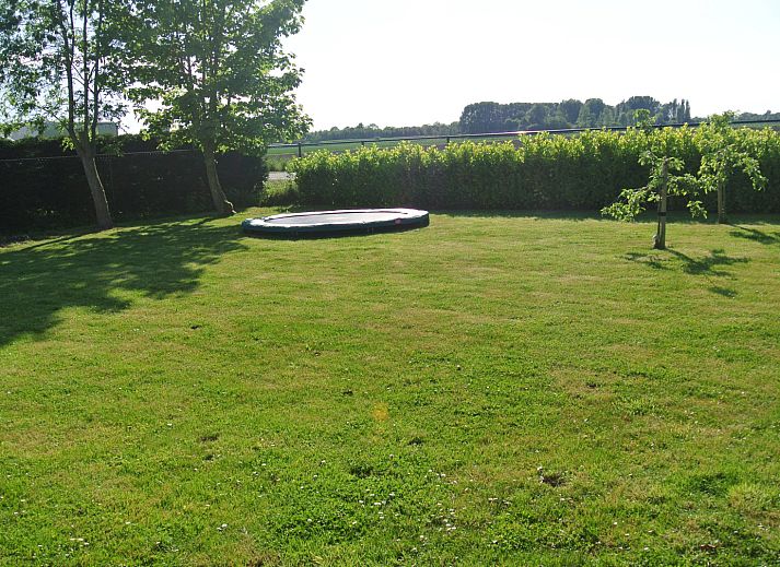 Attraktives Schlafzimmer im Ferienhaus ZE1679 in Kamperland, Noord-Beveland, Zeeland mit bequemem Doppelbett und Blick auf den gruenen Garten.