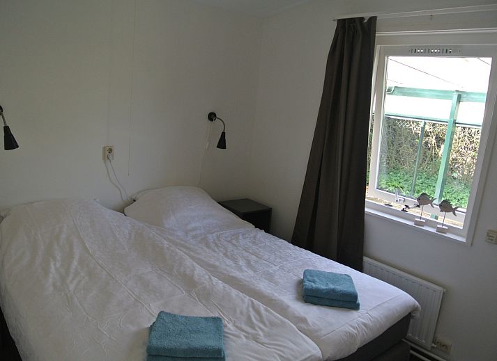 Gemuetliche Veranda im Ferienhaus ZE1679 in Kamperland, Noord-Beveland, Zeeland mit grossem Esstisch und Gartenblick.