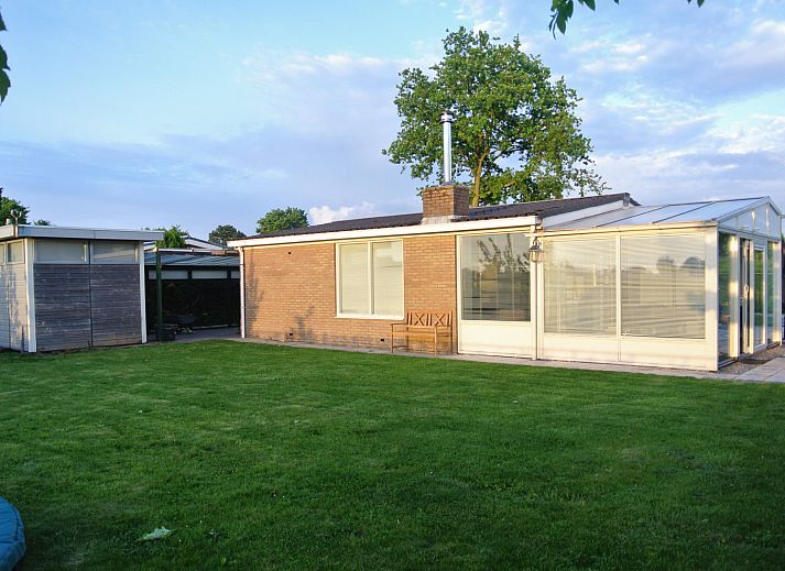 Entspannen Sie sich auf der Terrasse des Ferienhauses ZE1679 in Kamperland, Nord-Beveland, mit schoener Aussicht auf den gruenen Garten und die natuerliche Umgebung.