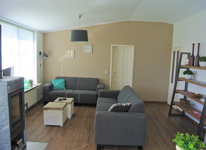 Entspannen Sie sich auf der Terrasse des Ferienhauses ZE1679 in Kamperland, Nord-Beveland, mit schoener Aussicht auf den gruenen Garten und die natuerliche Umgebung.