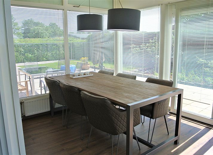 Entspannen Sie sich auf der Terrasse des Ferienhauses ZE1679 in Kamperland, Nord-Beveland, mit schoener Aussicht auf den gruenen Garten und die natuerliche Umgebung.