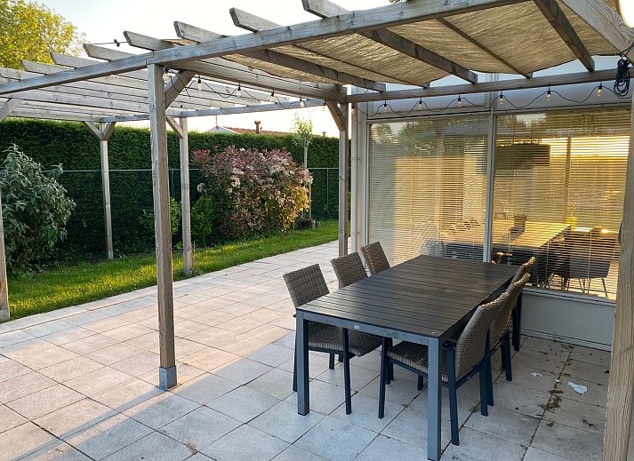 Ferienhaus ZE1679 in Kamperland, Noord-Beveland mit sonniger Veranda und gruenem Garten, ideal fuer einen entspannten Aufenthalt in Zeeland.