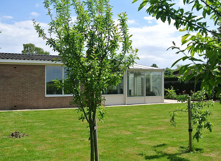 Ferienhaus ZE1679 in Kamperland, Noord-Beveland mit sonniger Veranda und gruenem Garten, ideal fuer einen entspannten Aufenthalt in Zeeland.