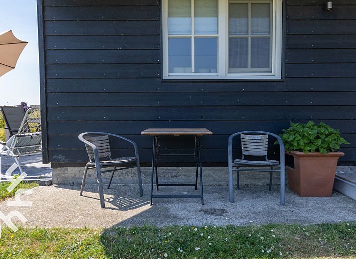 Knusse woonkamer in vakantiehuis ZE1208 in Kamperland, Noord-Beveland, met comfortabele bank.