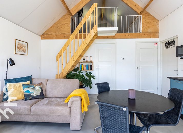 Knusse woonkamer in vakantiehuis ZE1208 in Kamperland, Noord-Beveland, met comfortabele bank.