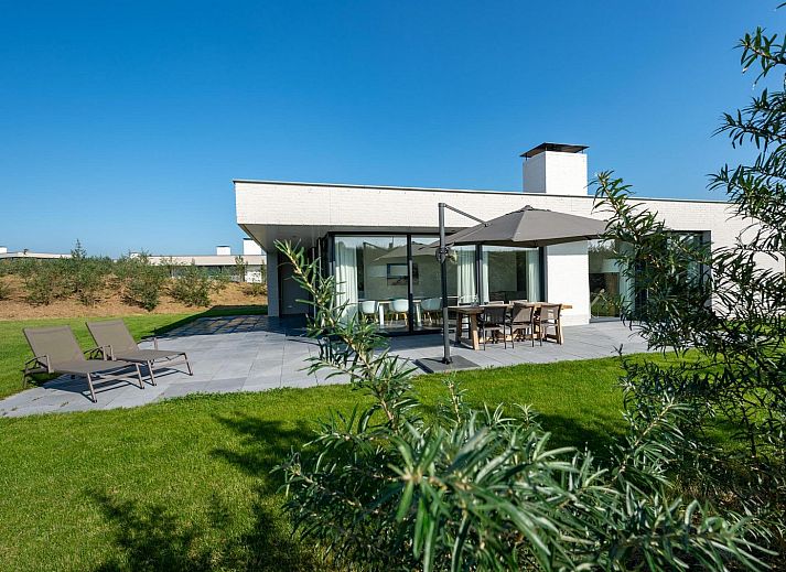 Helles Wohnzimmer in Duinvallei 01, Ferienhaus in Kamperland, mit Kamin und Gartenblick.