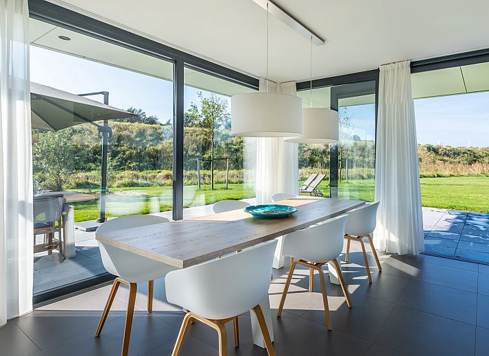 Helles Wohnzimmer in Duinvallei 01, Ferienhaus in Kamperland, mit Kamin und Gartenblick.