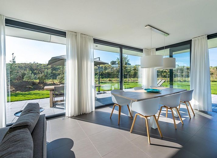 Stilvolle Essecke in Duinvallei 01, Bungalow in Kamperland, Zeeland mit grossen Fenstern.