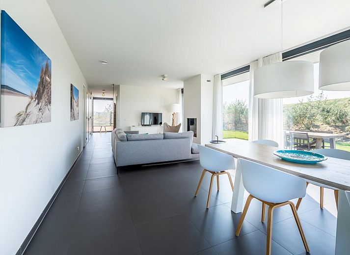 Geraeumige Terrasse in Duinvallei 01, Ferienhaus in Kamperland, Noord-Beveland mit gruener Umgebung.