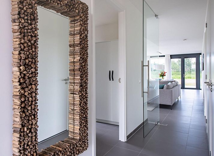 Geraeumige Terrasse in Duinvallei 01, Ferienhaus in Kamperland, Noord-Beveland mit gruener Umgebung.