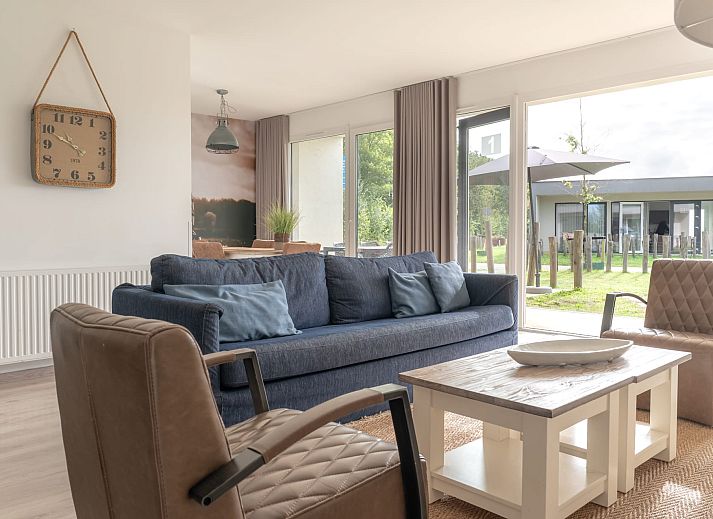 Bungalow de Boei in Kamperland biedt een zonnig terras voor ontspanning in Noord-Beveland, Zeeland.