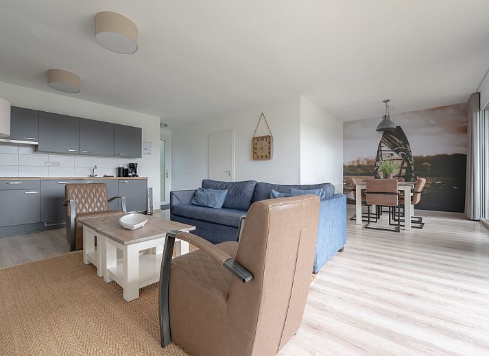 Bungalow de Boei in Kamperland biedt een zonnig terras voor ontspanning in Noord-Beveland, Zeeland.