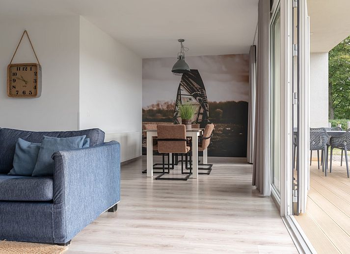 Bungalow de Boei in Kamperland biedt een zonnig terras voor ontspanning in Noord-Beveland, Zeeland.