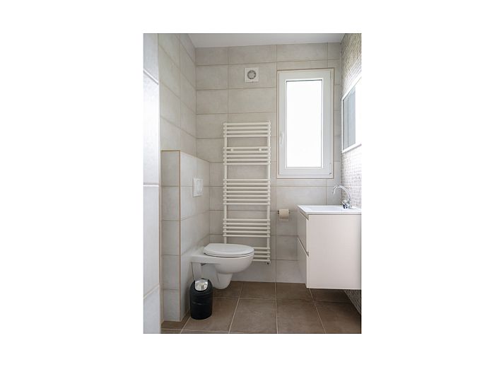 Gezellige woonkamer van Bungalow de Boei met uitzicht op de tuin in Kamperland, Noord-Beveland, Zeeland.