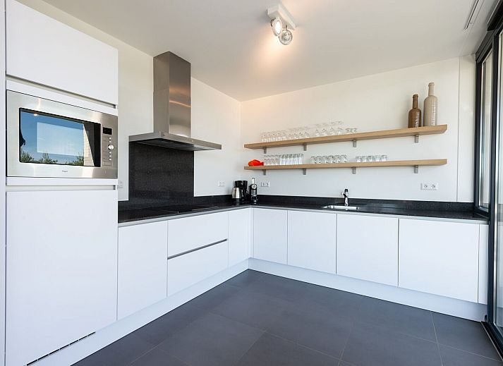 Ruime woonkamer met open haard in Duinvallei 32, vakantiehuis in Kamperland, Zeeland.