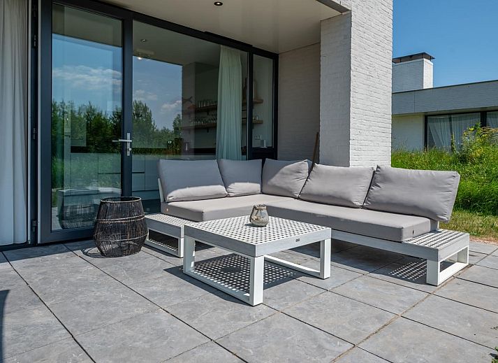 Ruime woonkamer met open haard in Duinvallei 32, vakantiehuis in Kamperland, Zeeland.