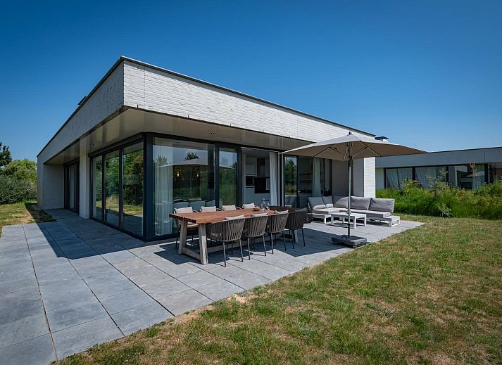 Ruime woonkamer met open haard in Duinvallei 32, vakantiehuis in Kamperland, Zeeland.