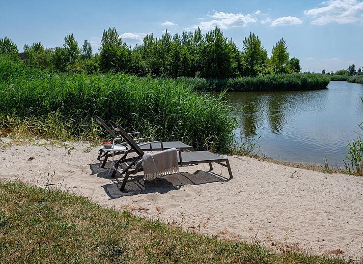 Comfortabele zithoek met groot raam in Duinvallei 32, vakantiehuis in Kamperland, Zeeland.