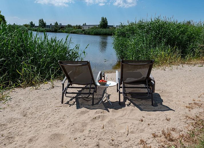 Comfortabele zithoek met groot raam in Duinvallei 32, vakantiehuis in Kamperland, Zeeland.