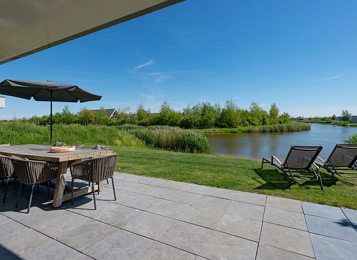 Comfortabele zithoek met groot raam in Duinvallei 32, vakantiehuis in Kamperland, Zeeland.