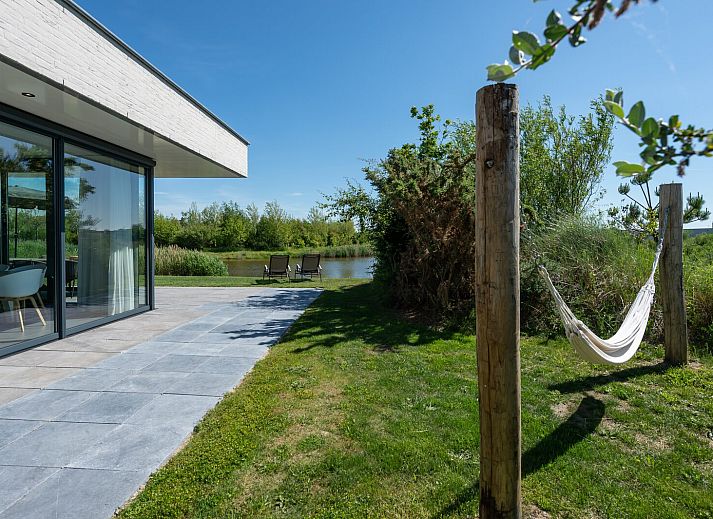 Comfortabele zithoek met groot raam in Duinvallei 32, vakantiehuis in Kamperland, Zeeland.