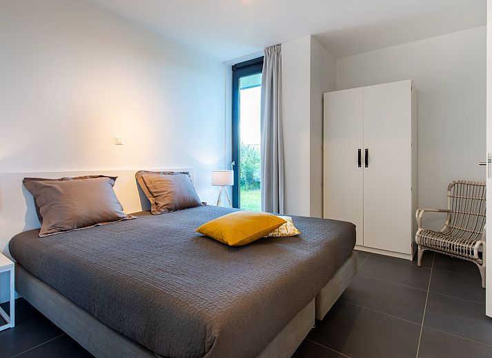 Lichte woonkamer met moderne inrichting in Duinvallei 32, vakantiehuis in Kamperland, Zeeland.