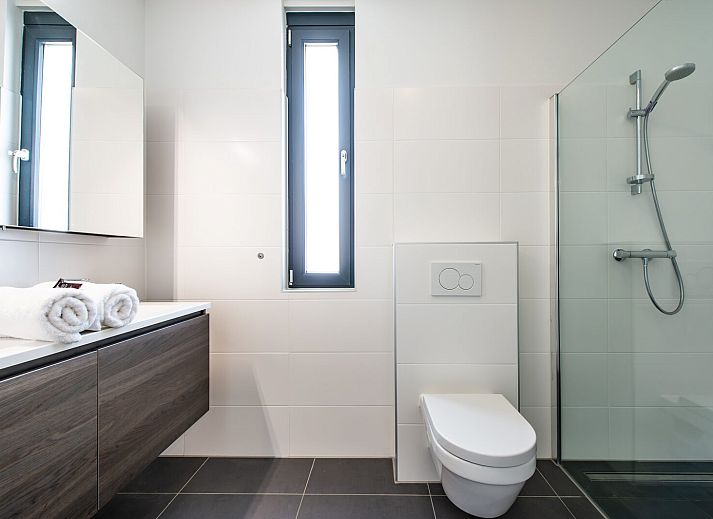 Lichte woonkamer met moderne inrichting in Duinvallei 32, vakantiehuis in Kamperland, Zeeland.