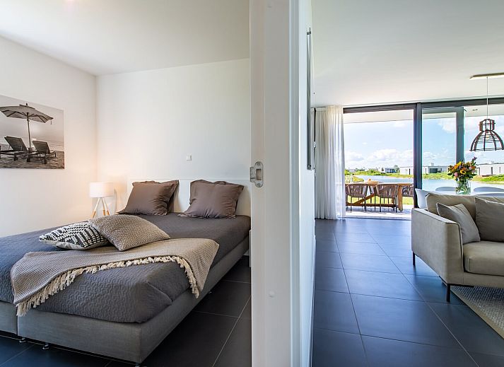 Lichte woonkamer met moderne inrichting in Duinvallei 32, vakantiehuis in Kamperland, Zeeland.