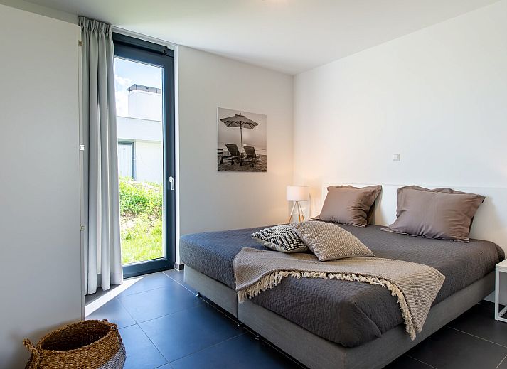 Lichte woonkamer met moderne inrichting in Duinvallei 32, vakantiehuis in Kamperland, Zeeland.