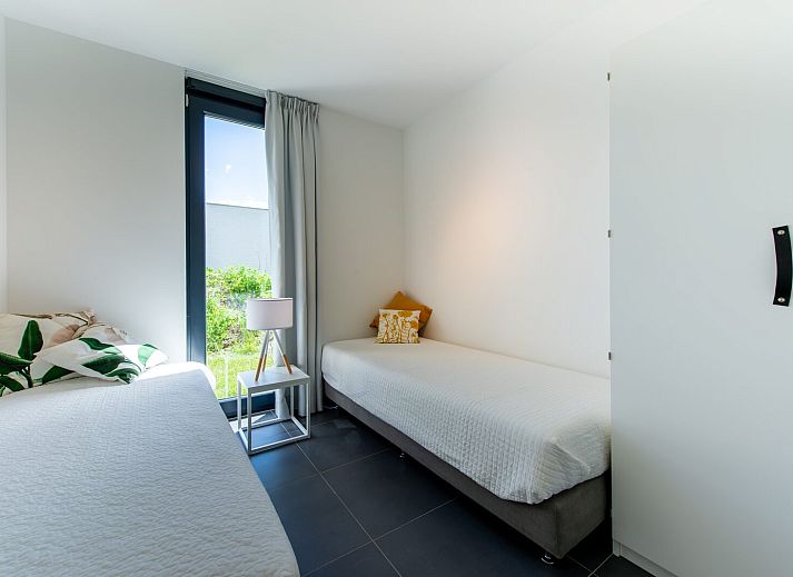 Stijlvolle eetruimte met uitzicht in Duinvallei 32, vakantiehuis in Kamperland, Zeeland.