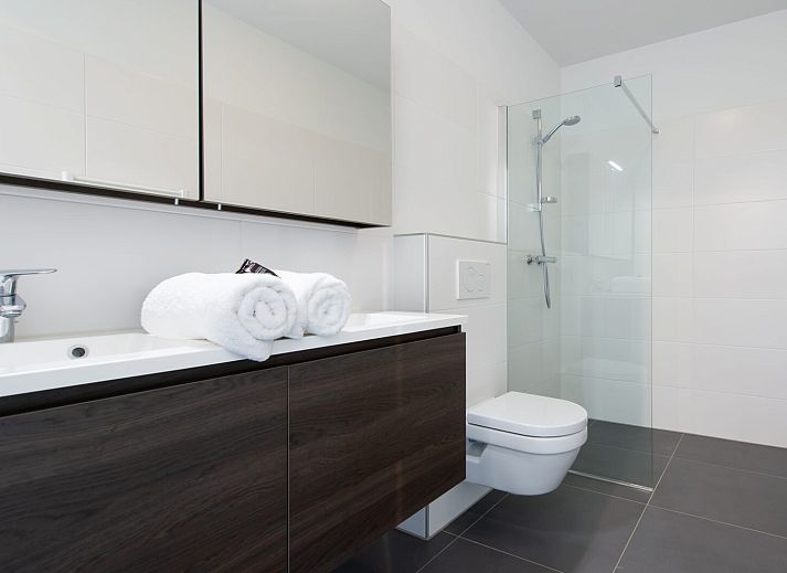 Stijlvolle eetruimte met uitzicht in Duinvallei 32, vakantiehuis in Kamperland, Zeeland.