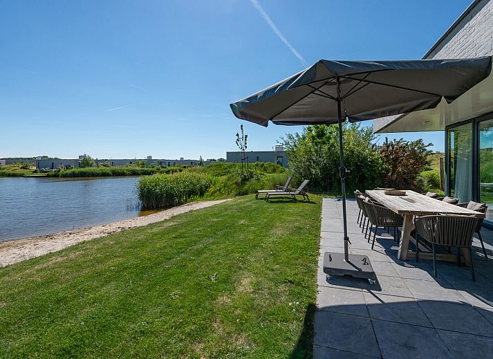 Open woon- en eetkamer in Duinvallei 32, vakantiehuis in Kamperland, Zeeland.