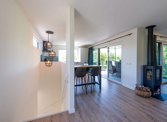 Stylish living room in vacation home Kastanjelaan 2 | Ruiterplaat, Kamperland, with comfortable seating area and views of nature.