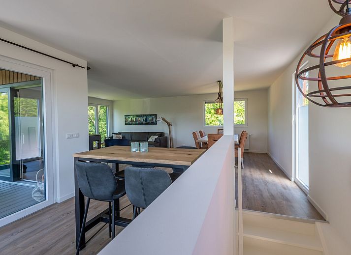 Stylish living room in vacation home Kastanjelaan 2 | Ruiterplaat, Kamperland, with comfortable seating area and views of nature.