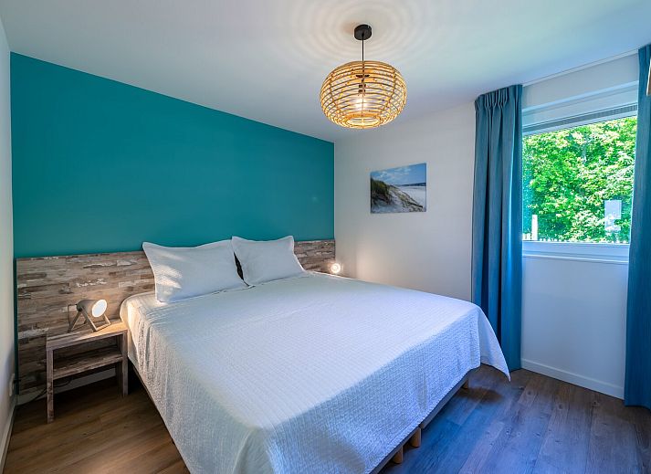 Stylish living room in vacation home Kastanjelaan 2 | Ruiterplaat, Kamperland, with comfortable seating area and views of nature.