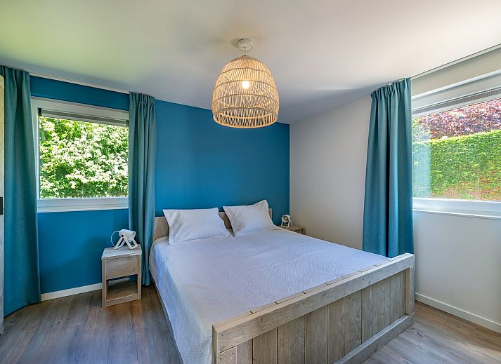 Stylish living room in vacation home Kastanjelaan 2 | Ruiterplaat, Kamperland, with comfortable seating area and views of nature.