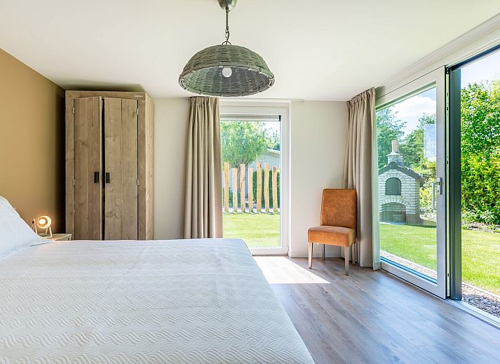 Cozy dining room in Kastanjelaan 2 | Ruiterplaat, Kamperland, vacation home with modern decor and lots of light.