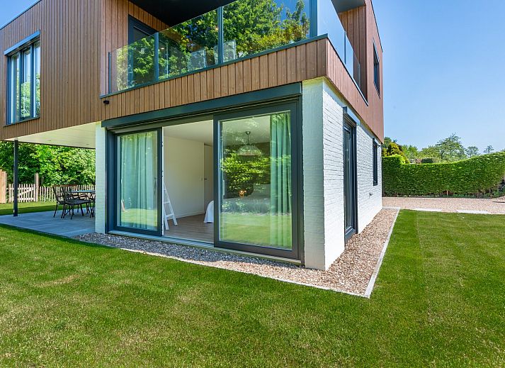 Cozy dining room in Kastanjelaan 2 | Ruiterplaat, Kamperland, vacation home with modern decor and lots of light.