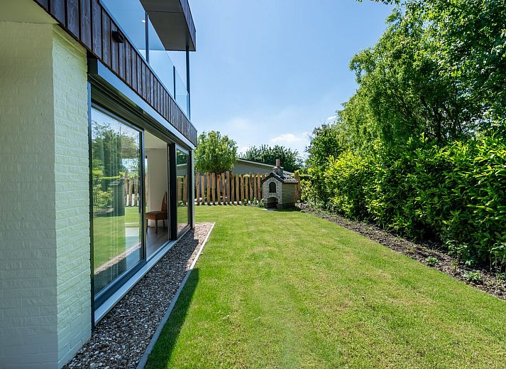 Cozy dining room in Kastanjelaan 2 | Ruiterplaat, Kamperland, vacation home with modern decor and lots of light.