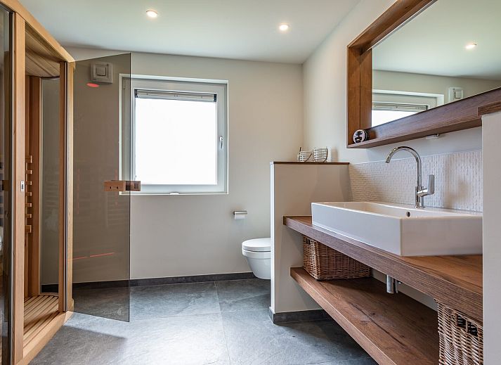 Fully equipped kitchen in bungalow Kastanjelaan 2 | Ruiterplaat, Kamperland, with modern appliances and sleek finish.