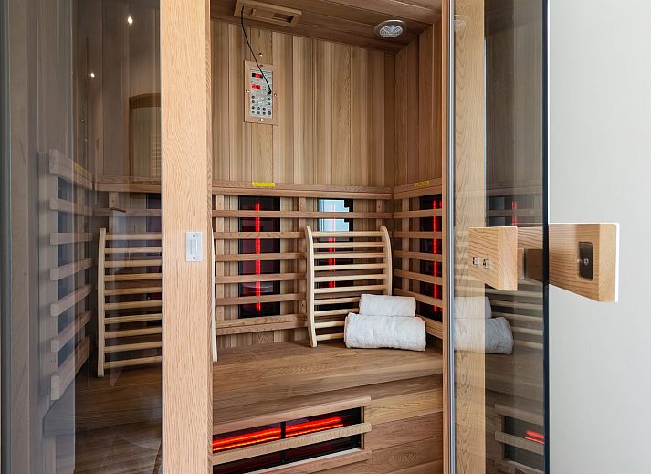 Fully equipped kitchen in bungalow Kastanjelaan 2 | Ruiterplaat, Kamperland, with modern appliances and sleek finish.