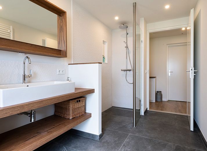 Fully equipped kitchen in bungalow Kastanjelaan 2 | Ruiterplaat, Kamperland, with modern appliances and sleek finish.