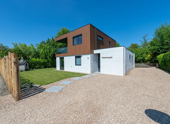 Fully equipped kitchen in bungalow Kastanjelaan 2 | Ruiterplaat, Kamperland, with modern appliances and sleek finish.
