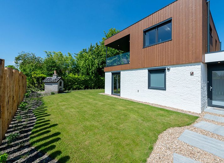 Open kitchen with bar in vacation home Kastanjelaan 2 | Ruiterplaat, Kamperland, ideal for cozy meals.