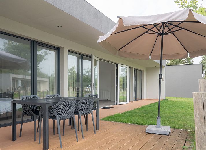 Bungalow de Jutter in Kamperland met moderne architectuur en ruime tuin.
