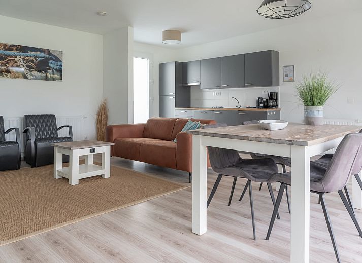 Gezellig terras met parasol bij Bungalow de Jutter in Kamperland, Zeeland.