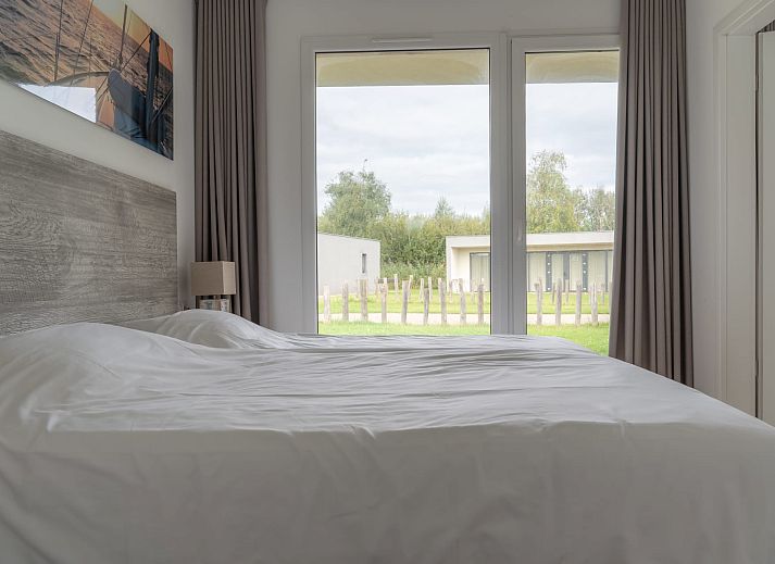 Gezellig terras met parasol bij Bungalow de Jutter in Kamperland, Zeeland.